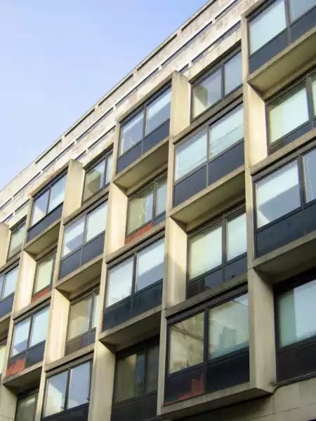 Photo d'une façade d'immeuble de bureaux