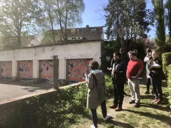 Photo prise lors d'une visite de site sur les espaces ouverts de la SLRB